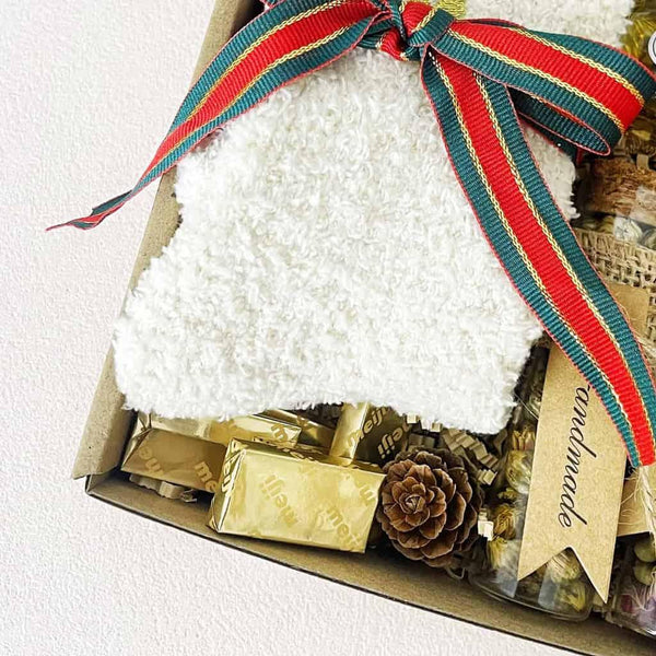 Christmas Tea & Cozy Gift Box – Socks, Honey, Herbal Tea, Chocolates & Ornament