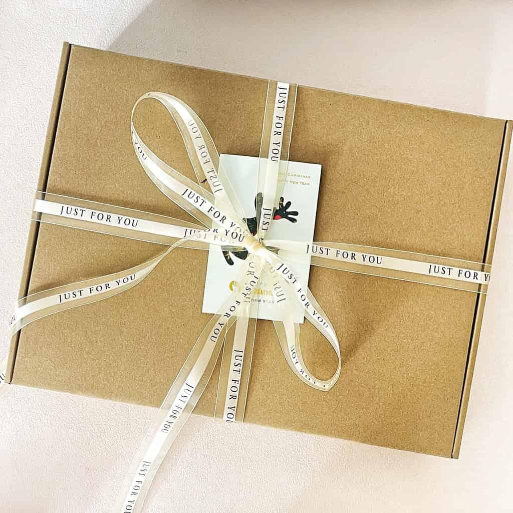 Christmas Tea & Cozy Gift Box – Socks, Honey, Herbal Tea, Chocolates & Ornament