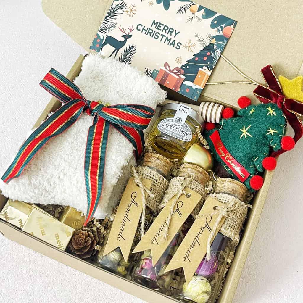 Christmas Tea & Cozy Gift Box – Socks, Honey, Herbal Tea, Chocolates & Ornament