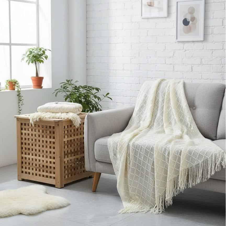 Luxury Tea & Relaxation Gift Box – Blanket, Candle, Herbal Tea & Sweets