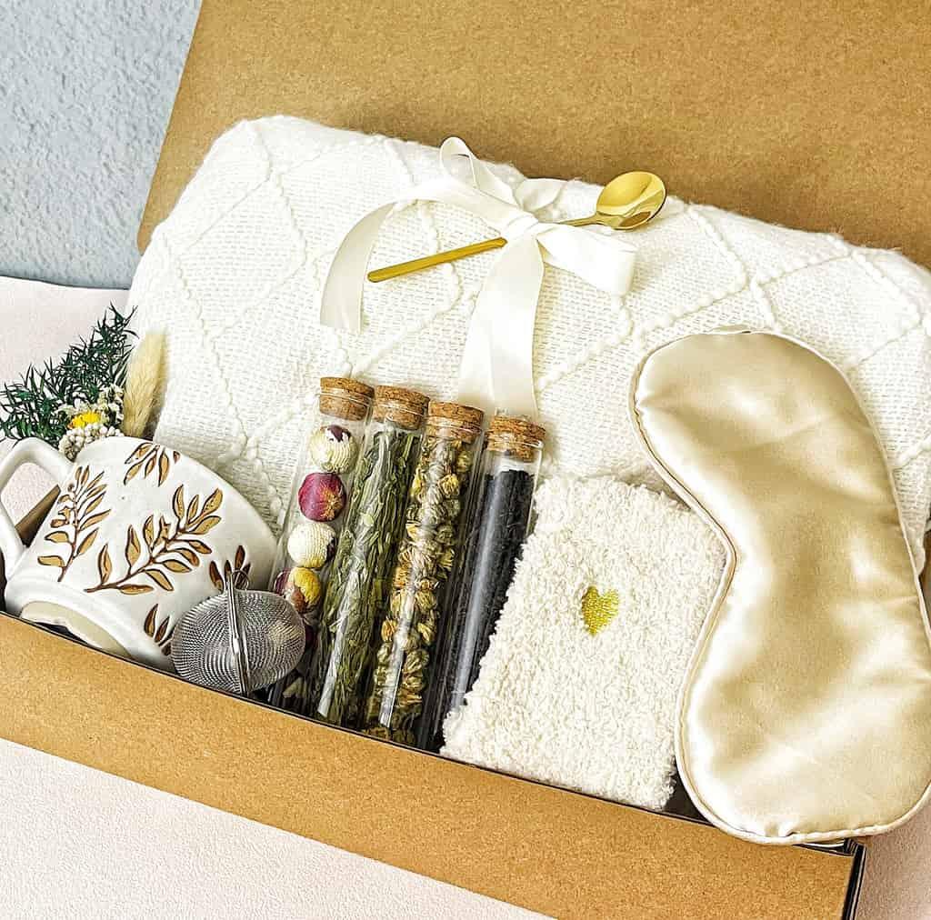 Luxury Tea & Relaxation Gift Box – Blanket, Candle, Herbal Tea & Sweets