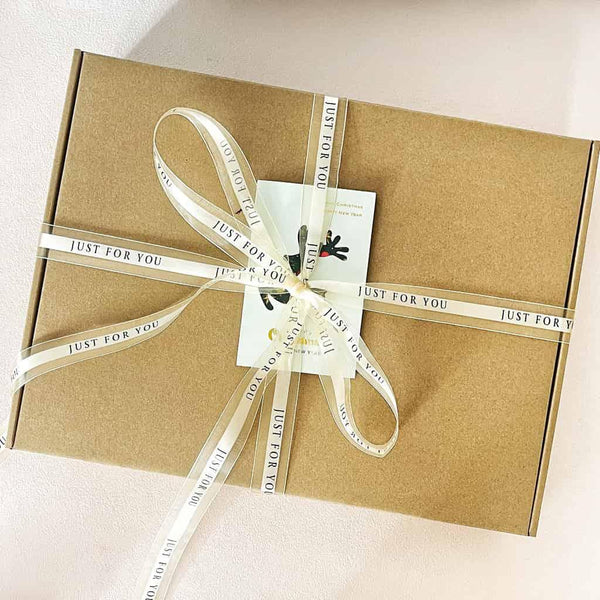 Luxury Tea & Relaxation Gift Box – Blanket, Candle, Herbal Tea & Sweets