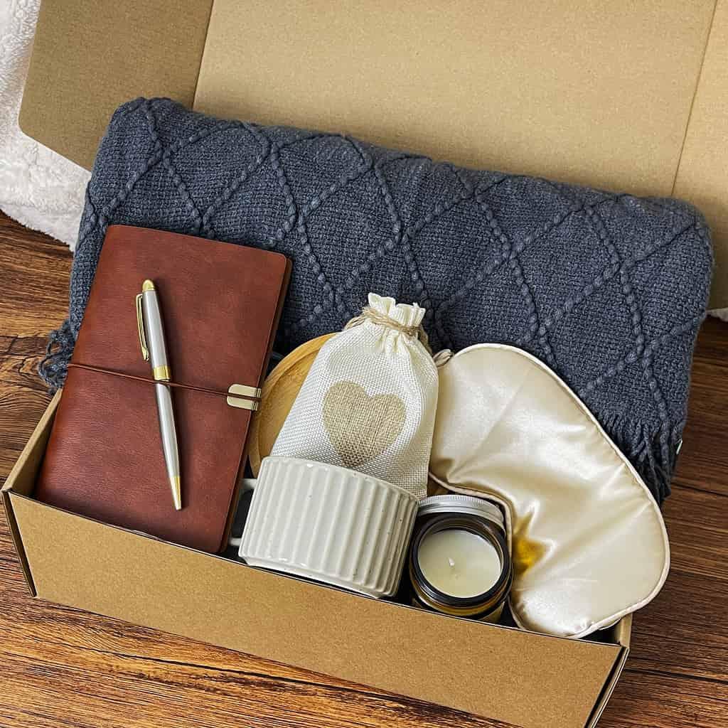 Luxury Tea & Relaxation Gift Box – Blanket, Candle, Herbal Tea & Sweets