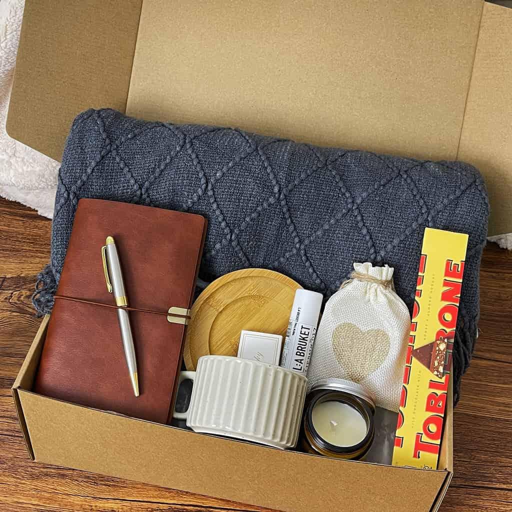 Luxury Tea & Relaxation Gift Box – Blanket, Candle, Herbal Tea & Sweets