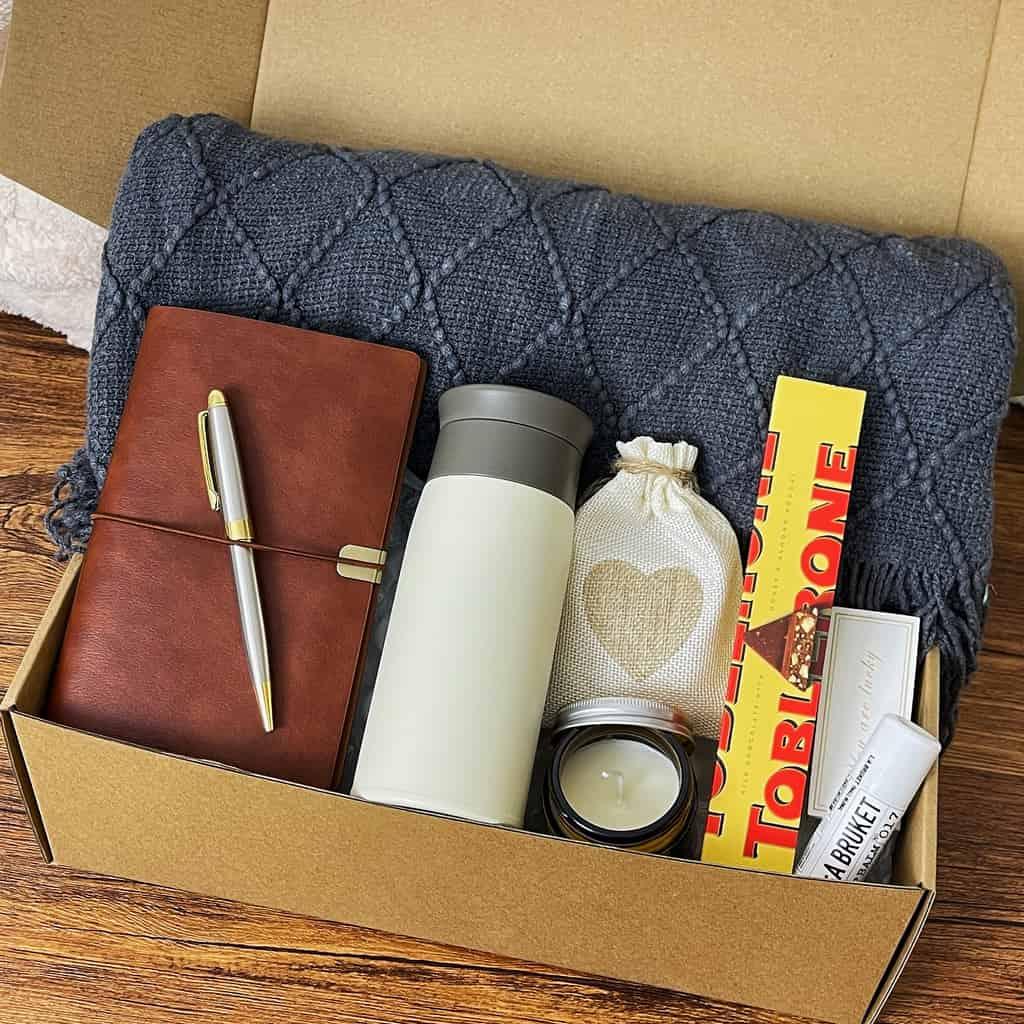 Luxury Tea & Relaxation Gift Box – Blanket, Candle, Herbal Tea & Sweets