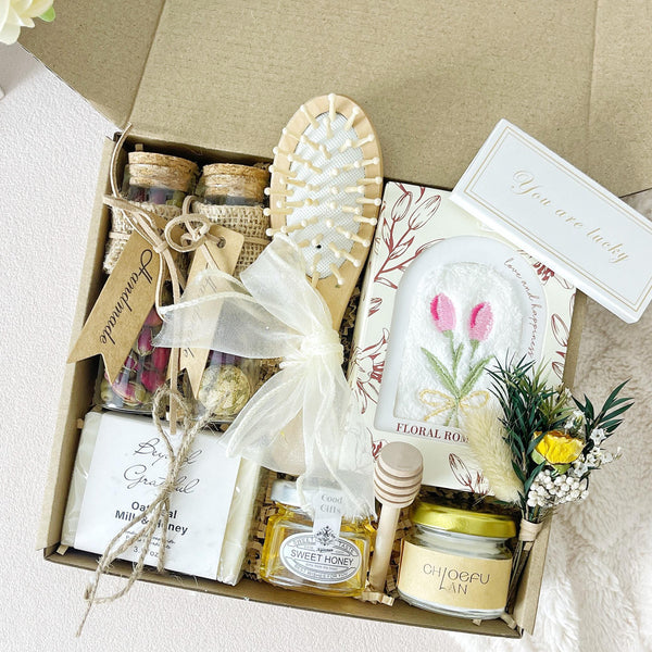 Tea & Self-Care Gift Box – Honey, Candle & Natural Essentials